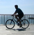 Un groupe de cyclistes seniors fait un mini tour d'Europe à vélo