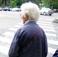 100 dollars d'amende pour une vieille dame traversant la rue trop lentement