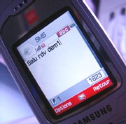 Ecrire un SMS : deux jeunes filles donnent des cours du soir aux grands-parents