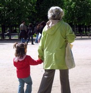 Grands-Parrains : l'association recherche des grands-parents de cœur pour échanges épistolaires